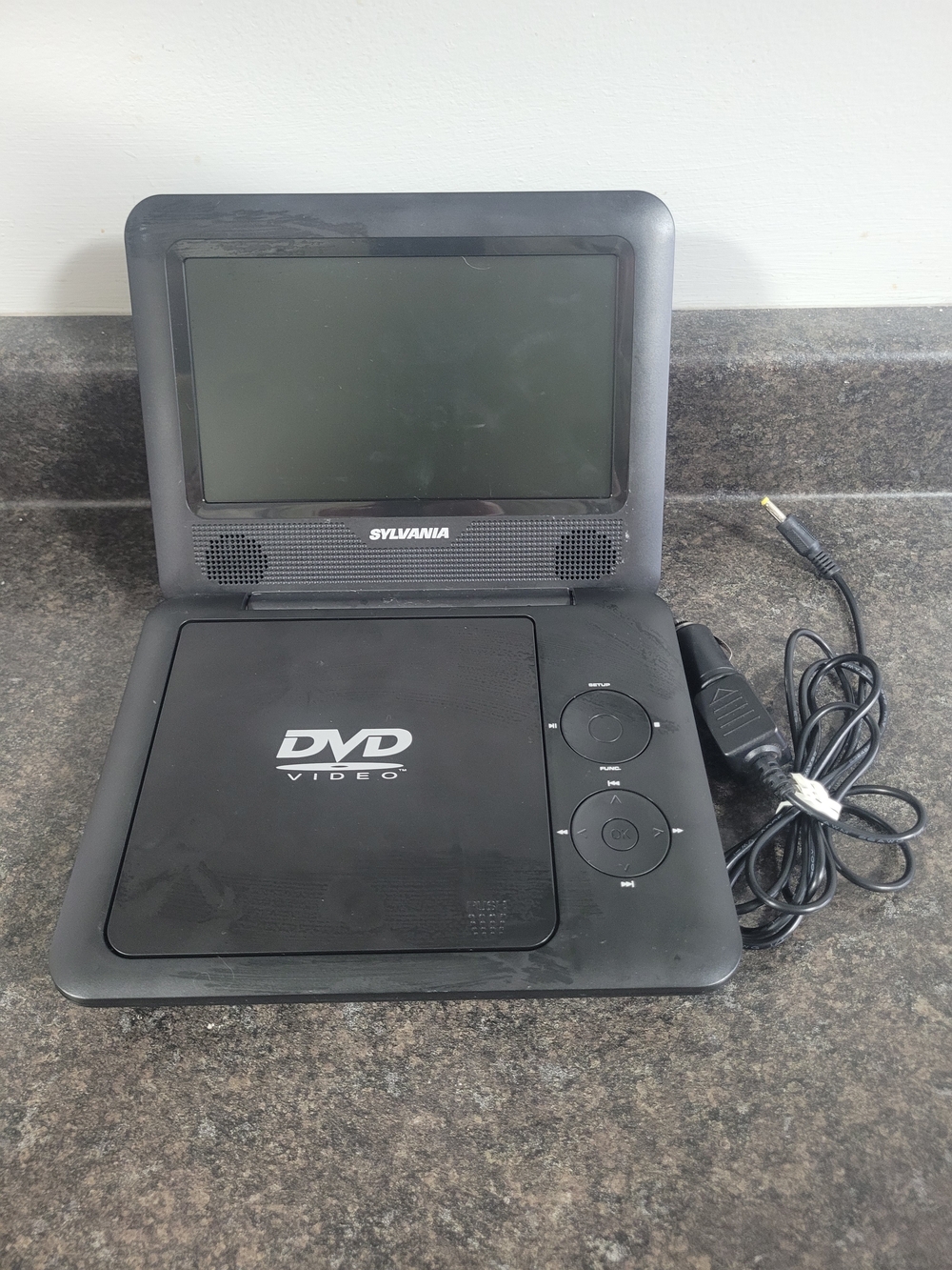 Sylvania Portable DVD Player SDVD7003 model 7 In Screen